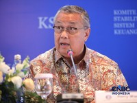Gubernur Bank Indonesia, Perry Warjiyo menyampaikan pemaparan saat konferensi pers hasil rapat berkala KSSK tahun 2026 di Bank Indonesia, Jakarta, Kamis (7/5/2026). (CNBC Indonesia/Faisal Rahman)