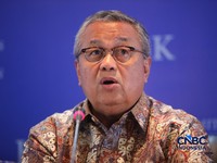 Gubernur Bank Indonesia, Perry Warjiyo menyampaikan pemaparan saat konferensi pers hasil rapat berkala KSSK tahun 2026 di Bank Indonesia, Jakarta, Kamis (7/5/2026). (CNBC Indonesia/Faisal Rahman)