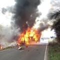 Kecelakaan maut antara bus ALS dan truk tangki pengangkut BBM terjadi di Jalan Lintas Sumatera, Musi Rawas Utara (Muratara), Sumatera Selatan pada Rabu (6/5) sekitar pukul 12.00 WIB. (Dok Ist)