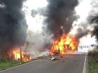 Kecelakaan maut antara bus ALS dan truk tangki pengangkut BBM terjadi di Jalan Lintas Sumatera, Musi Rawas Utara (Muratara), Sumatera Selatan pada Rabu (6/5) sekitar pukul 12.00 WIB. (Dok Ist)