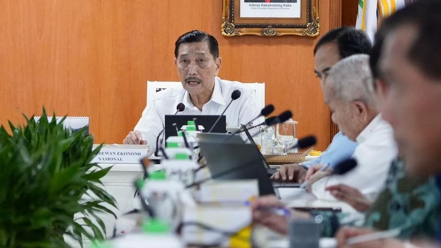 Ketua Dewan Ekonomi Nasional (DEN) Luhut Binsar Pandjaitan saat dalam rapat koordinasi percepatan digitalisasi bantuan sosial di Kementerian Sosial. (Instagram/luhut.pandjaitan)