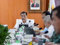 Ketua Dewan Ekonomi Nasional (DEN) Luhut Binsar Pandjaitan saat dalam rapat koordinasi percepatan digitalisasi bantuan sosial di Kementerian Sosial. (Instagram/luhut.pandjaitan)