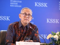 Ketua Dewan Komisioner Lembaga Penjamin Simpanan (LPS), Anggito Abimanyu menyampaikan pemaparan saat konferensi pers hasil rapat berkala KSSK tahun 2026 di Bank Indonesia, Jakarta, Kamis (7/5/2026). (CNBC Indonesia/Faisal Rahman)
