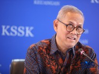 Ketua Dewan Komisioner Lembaga Penjamin Simpanan (LPS), Anggito Abimanyu menyampaikan pemaparan saat konferensi pers hasil rapat berkala KSSK tahun 2026 di Bank Indonesia, Jakarta, Kamis (7/5/2026). (CNBC Indonesia/Faisal Rahman)