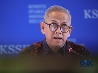Ketua Dewan Komisioner Lembaga Penjamin Simpanan (LPS), Anggito Abimanyu menyampaikan pemaparan saat konferensi pers hasil rapat berkala KSSK tahun 2026 di Bank Indonesia, Jakarta, Kamis (7/5/2026). (CNBC Indonesia/Faisal Rahman)