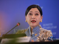 Ketua Dewan Komisioner OJK, Friderica Widyasari Dewi menyampaikan pemaparan saat konferensi pers hasil rapat berkala KSSK tahun 2026 di Bank Indonesia, Jakarta, Kamis (7/5/2026). (CNBC Indonesia/Faisal Rahman)