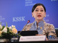 Ketua Dewan Komisioner OJK, Friderica Widyasari Dewi menyampaikan pemaparan saat konferensi pers hasil rapat berkala KSSK tahun 2026 di Bank Indonesia, Jakarta, Kamis (7/5/2026). (CNBC Indonesia/Faisal Rahman)