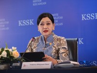 Ketua Dewan Komisioner OJK, Friderica Widyasari Dewi menyampaikan pemaparan saat konferensi pers hasil rapat berkala KSSK tahun 2026 di Bank Indonesia, Jakarta, Kamis (7/5/2026). (CNBC Indonesia/Faisal Rahman)