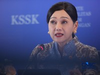 Ketua Dewan Komisioner OJK, Friderica Widyasari Dewi menyampaikan pemaparan saat konferensi pers hasil rapat berkala KSSK tahun 2026 di Bank Indonesia, Jakarta, Kamis (7/5/2026). (CNBC Indonesia/Faisal Rahman)