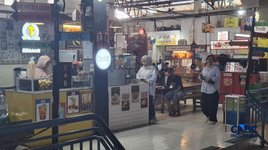 Kondisi Pasar Santa, Jakarta Selatan masih tampak ramai, setelah sempat dikabarkan sepi. (CNBC Indonesia/Chandra Dwi Pranata)