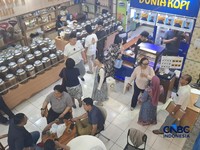 Kondisi Pasar Santa, Jakarta Selatan masih tampak ramai, setelah sempat dikabarkan sepi. (CNBC Indonesia/Chandra Dwi Pranata)