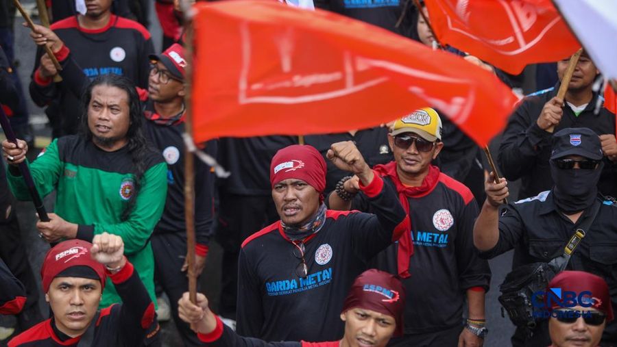Massa buruh menggelar aksi unjuk rasa di depan Kantor Kementerian Ketenagakerjaan RI, Jakarta, Kamis (7/5/2026). (CNBC Indonesia/Faisal Rahman)