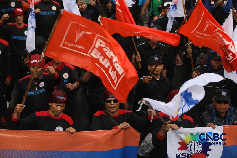 Massa buruh yang tergabung dalam Konfederasi Serikat Pekerja Indonesia (KSPI) menggelar aksi unjuk rasa di depan Kantor Kementerian Ketenagakerjaan RI, Jakarta, Kamis (7/5/2026). (CNBC Indonesia/Faisal Rahman)