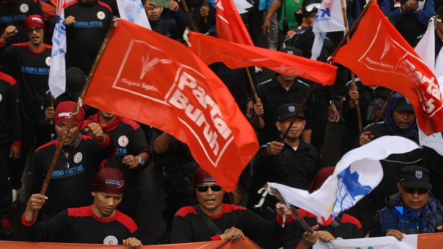 Massa buruh menggelar aksi unjuk rasa di depan Kantor Kementerian Ketenagakerjaan RI, Jakarta, Kamis (7/5/2026). (CNBC Indonesia/Faisal Rahman)