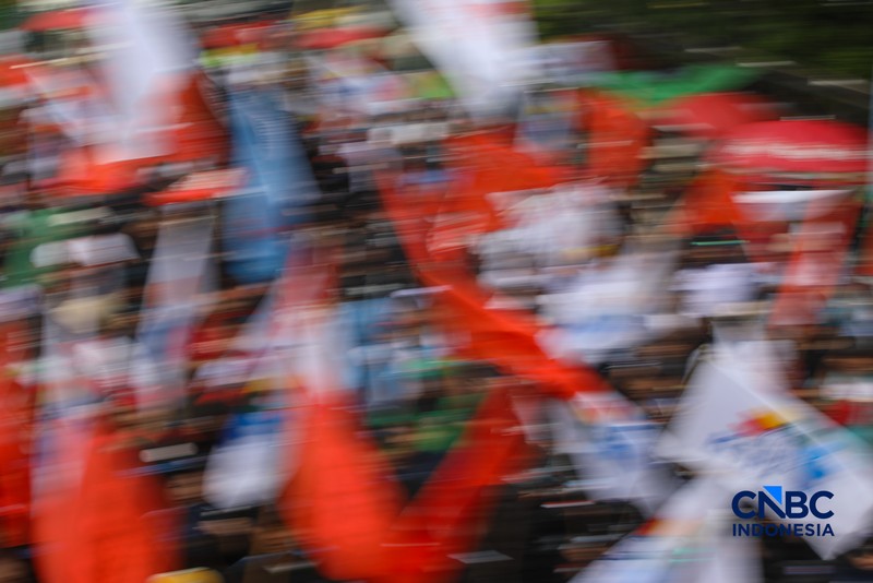 Massa buruh yang tergabung dalam Konfederasi Serikat Pekerja Indonesia (KSPI) menggelar aksi unjuk rasa di depan Kantor Kementerian Ketenagakerjaan RI, Jakarta, Kamis (7/5/2026). (CNBC Indonesia/Faisal Rahman)