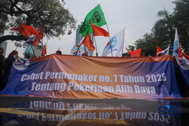 Massa buruh yang tergabung dalam Konfederasi Serikat Pekerja Indonesia (KSPI) menggelar aksi unjuk rasa di depan Kantor Kementerian Ketenagakerjaan RI, Jakarta, Kamis (7/5/2026). (CNBC Indonesia/Faisal Rahman)