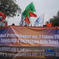 Massa buruh menggelar aksi unjuk rasa di depan Kantor Kementerian Ketenagakerjaan RI, Jakarta, Kamis (7/5/2026). (CNBC Indonesia/Faisal Rahman)