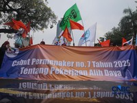 Massa buruh menggelar aksi unjuk rasa di depan Kantor Kementerian Ketenagakerjaan RI, Jakarta, Kamis (7/5/2026). (CNBC Indonesia/Faisal Rahman)