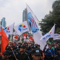 Massa buruh menggelar aksi unjuk rasa di depan Kantor Kementerian Ketenagakerjaan RI, Jakarta, Kamis (7/5/2026). (CNBC Indonesia/Faisal Rahman)