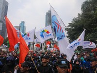 Massa buruh menggelar aksi unjuk rasa di depan Kantor Kementerian Ketenagakerjaan RI, Jakarta, Kamis (7/5/2026). (CNBC Indonesia/Faisal Rahman)