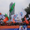 Massa buruh menggelar aksi unjuk rasa di depan Kantor Kementerian Ketenagakerjaan RI, Jakarta, Kamis (7/5/2026). (CNBC Indonesia/Faisal Rahman)