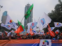 Massa buruh menggelar aksi unjuk rasa di depan Kantor Kementerian Ketenagakerjaan RI, Jakarta, Kamis (7/5/2026). (CNBC Indonesia/Faisal Rahman)
