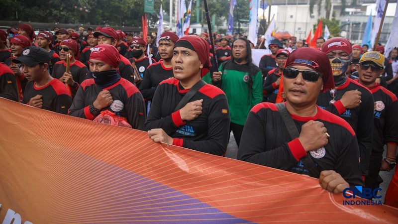 Massa buruh yang tergabung dalam Konfederasi Serikat Pekerja Indonesia (KSPI) menggelar aksi unjuk rasa di depan Kantor Kementerian Ketenagakerjaan RI, Jakarta, Kamis (7/5/2026). (CNBC Indonesia/Faisal Rahman)
