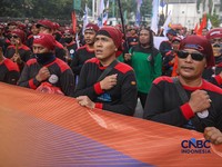 Massa buruh yang tergabung dalam Konfederasi Serikat Pekerja Indonesia (KSPI) menggelar aksi unjuk rasa di depan Kantor Kementerian Ketenagakerjaan RI, Jakarta, Kamis (7/5/2026). (CNBC Indonesia/Faisal Rahman)