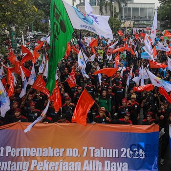 Massa buruh yang tergabung dalam Konfederasi Serikat Pekerja Indonesia (KSPI) menggelar aksi unjuk rasa di depan Kantor Kementerian Ketenagakerjaan RI, Jakarta, Kamis (7/5/2026). (CNBC Indonesia/Faisal Rahman)