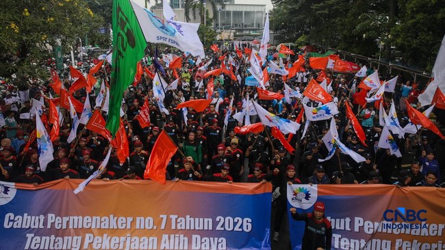 Buruh Kepung Kemnaker, Demo Tolak Aturan Outsourcing-Sebut Cek Kosong