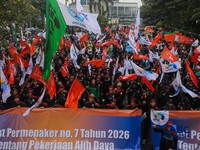 Massa buruh yang tergabung dalam Konfederasi Serikat Pekerja Indonesia (KSPI) menggelar aksi unjuk rasa di depan Kantor Kementerian Ketenagakerjaan RI, Jakarta, Kamis (7/5/2026). (CNBC Indonesia/Faisal Rahman)