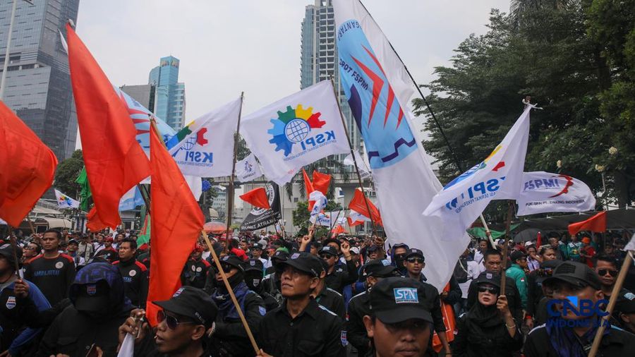 Massa buruh yang tergabung dalam Konfederasi Serikat Pekerja Indonesia (KSPI) menggelar aksi unjuk rasa di depan Kantor Kementerian Ketenagakerjaan RI, Jakarta, Kamis (7/5/2026). (CNBC Indonesia/Faisal Rahman)