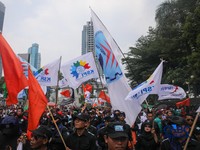 Massa buruh yang tergabung dalam Konfederasi Serikat Pekerja Indonesia (KSPI) menggelar aksi unjuk rasa di depan Kantor Kementerian Ketenagakerjaan RI, Jakarta, Kamis (7/5/2026). (CNBC Indonesia/Faisal Rahman)