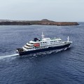 Pemandangan dari drone kapal pesiar MV Hondius, yang membawa penumpang yang diduga terinfeksi hantavirus, meninggalkan Praia, Tanjung Verde, 6 Mei 2026. (REUTERS/Stringer)