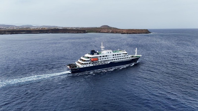 Pemandangan dari drone kapal pesiar MV Hondius, yang membawa penumpang yang diduga terinfeksi hantavirus, meninggalkan Praia, Tanjung Verde, 6 Mei 2026.