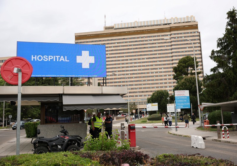 Sebuah ambulans melintas di depan Rumah Sakit Militer Gomez Ulla di Madrid, tempat 14 penumpang Spanyol dari MV Hondius, kapal pesiar mewah yang terkena wabah hantavirus mematikan, akan dikarantina minggu depan, di Madrid, Spanyol, 7 Mei 2026. (REUTERS/Isabel Infantes)