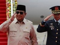 Presiden Indonesia Prabowo Subianto memberi hormat kepada pasukan kehormatan saat tiba menjelang KTT ASEAN ke-48 dan pertemuan terkait di Cebu, Filipina, 7 Mei 2026. (Jacqueline Hernandez/Pool via REUTERS)