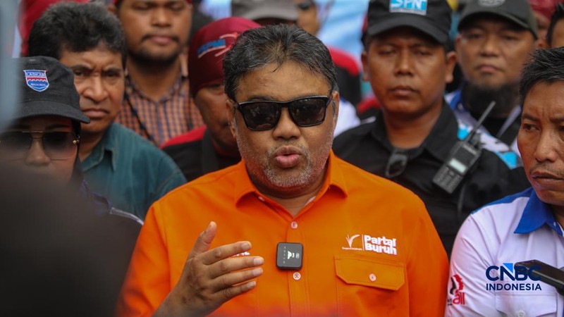 Presiden KPSI, Said Iqbal menyampaikan keterangan saat unjuk rasa di depan kantor Kementerian Ketenagakerjaan RI, Jakarta, Kamis (7/5/2026). (CNBC Indonesia/Faisal Rahman)