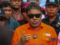 Presiden KPSI, Said Iqbal menyampaikan keterangan saat unjuk rasa di depan kantor Kementerian Ketenagakerjaan RI, Jakarta, Kamis (7/5/2026). (CNBC Indonesia/Faisal Rahman)