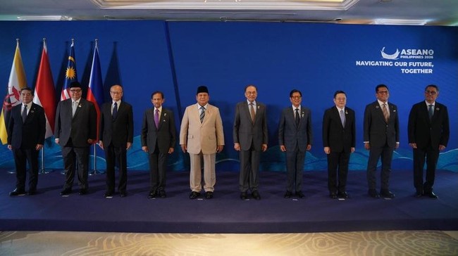 Tampil Beda! Begini Gaya Busana Prabowo di KTT ASEAN 2026