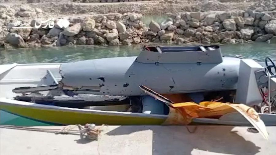 Puing-puing drone ditempatkan di atas perahu, di Pulau Hormuz, Iran, dalam cuplikan video yang dirilis pada 6 Mei 2026 ini.