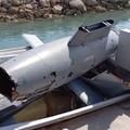 Puing-puing drone ditempatkan di atas perahu, di Pulau Hormuz, Iran, dalam cuplikan video yang dirilis pada 6 Mei 2026 ini. (Pool via WANA (West Asia News Agency)/ via REUTERS)
