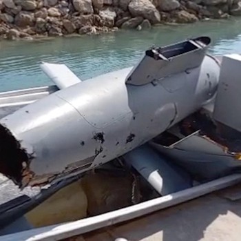 Puing-puing drone ditempatkan di atas perahu, di Pulau Hormuz, Iran, dalam cuplikan video yang dirilis pada 6 Mei 2026 ini. (Pool via WANA (West Asia News Agency)/ via REUTERS)