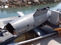 Puing-puing drone ditempatkan di atas perahu, di Pulau Hormuz, Iran, dalam cuplikan video yang dirilis pada 6 Mei 2026 ini. (Pool via WANA (West Asia News Agency)/ via REUTERS)