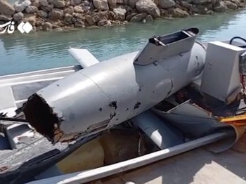 Puing-puing drone ditempatkan di atas perahu, di Pulau Hormuz, Iran, dalam cuplikan video yang dirilis pada 6 Mei 2026 ini. (Pool via WANA (West Asia News Agency)/ via REUTERS)