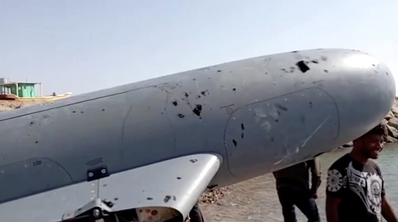Puing-puing drone ditempatkan di atas perahu, di Pulau Hormuz, Iran, dalam cuplikan video yang dirilis pada 6 Mei 2026 ini. (Pool via WANA (West Asia News Agency)/ via REUTERS)