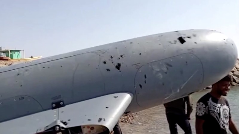 Puing-puing drone ditempatkan di atas perahu, di Pulau Hormuz, Iran, dalam cuplikan video yang dirilis pada 6 Mei 2026 ini.