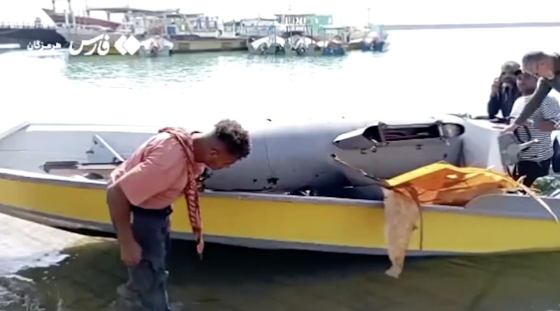Puing-puing drone ditempatkan di atas perahu, di Pulau Hormuz, Iran, dalam cuplikan video yang dirilis pada 6 Mei 2026 ini. (Pool via WANA (West Asia News Agency)/ via REUTERS)