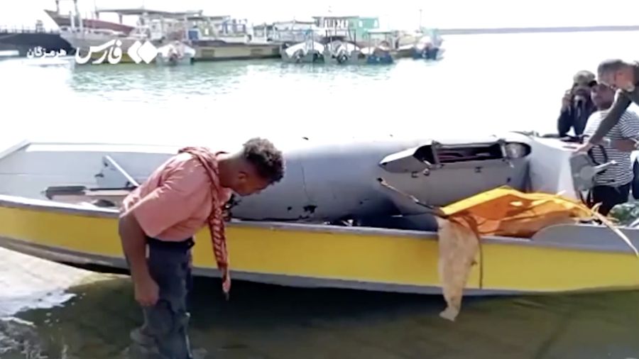 Puing-puing drone ditempatkan di atas perahu, di Pulau Hormuz, Iran, dalam cuplikan video yang dirilis pada 6 Mei 2026 ini.