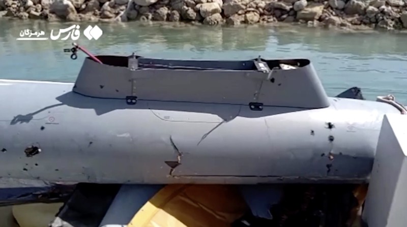 Puing-puing drone ditempatkan di atas perahu, di Pulau Hormuz, Iran, dalam cuplikan video yang dirilis pada 6 Mei 2026 ini.